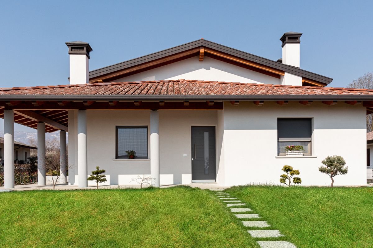Infissi in PVC installati in una casa moderna a Belluno