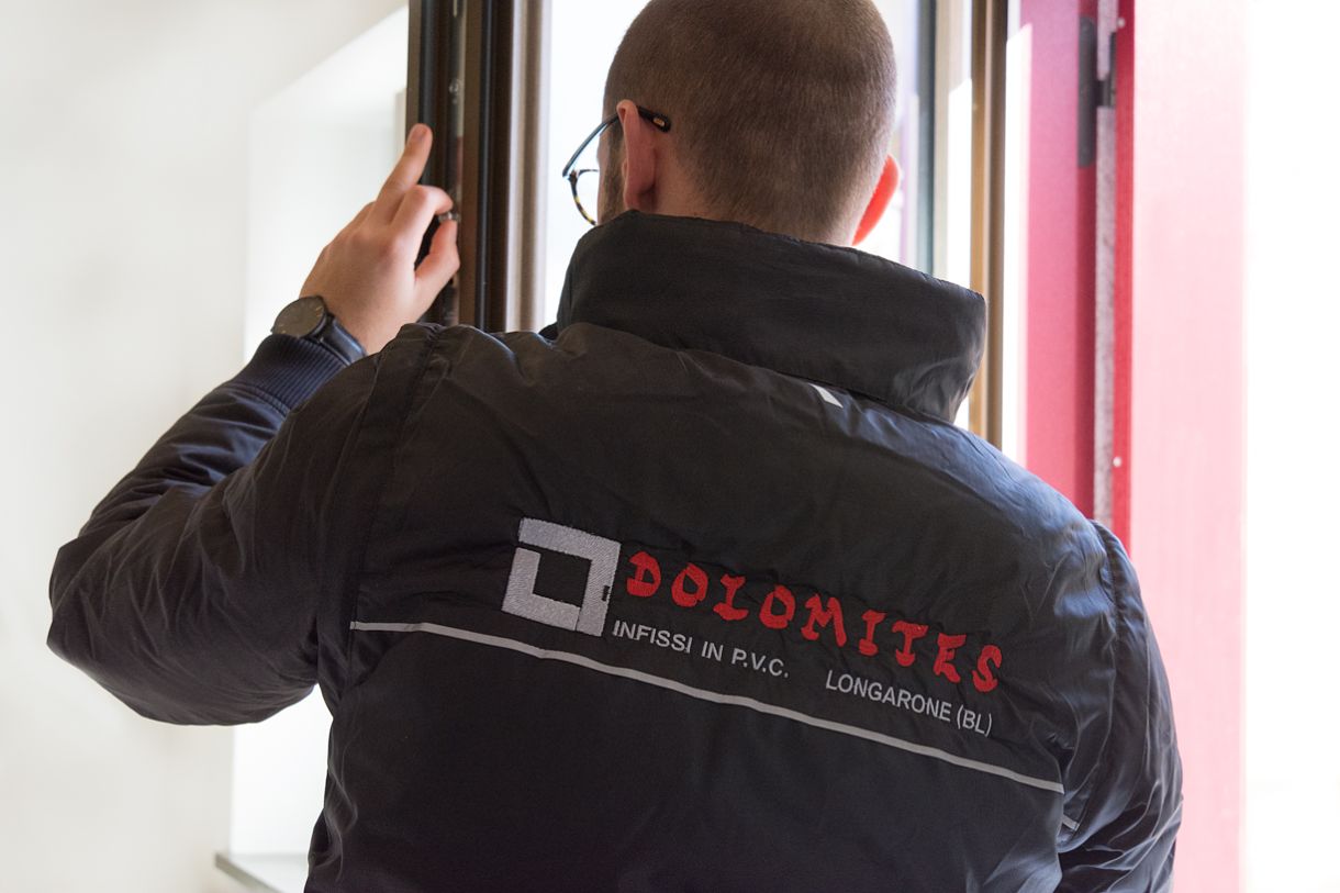 Tecnico specializzato che effettua la manutenzione su una finestra in PVC.